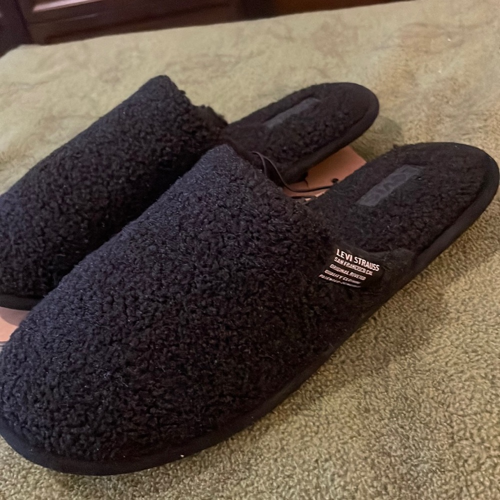 Womens slippers XL. Levis’. Brand